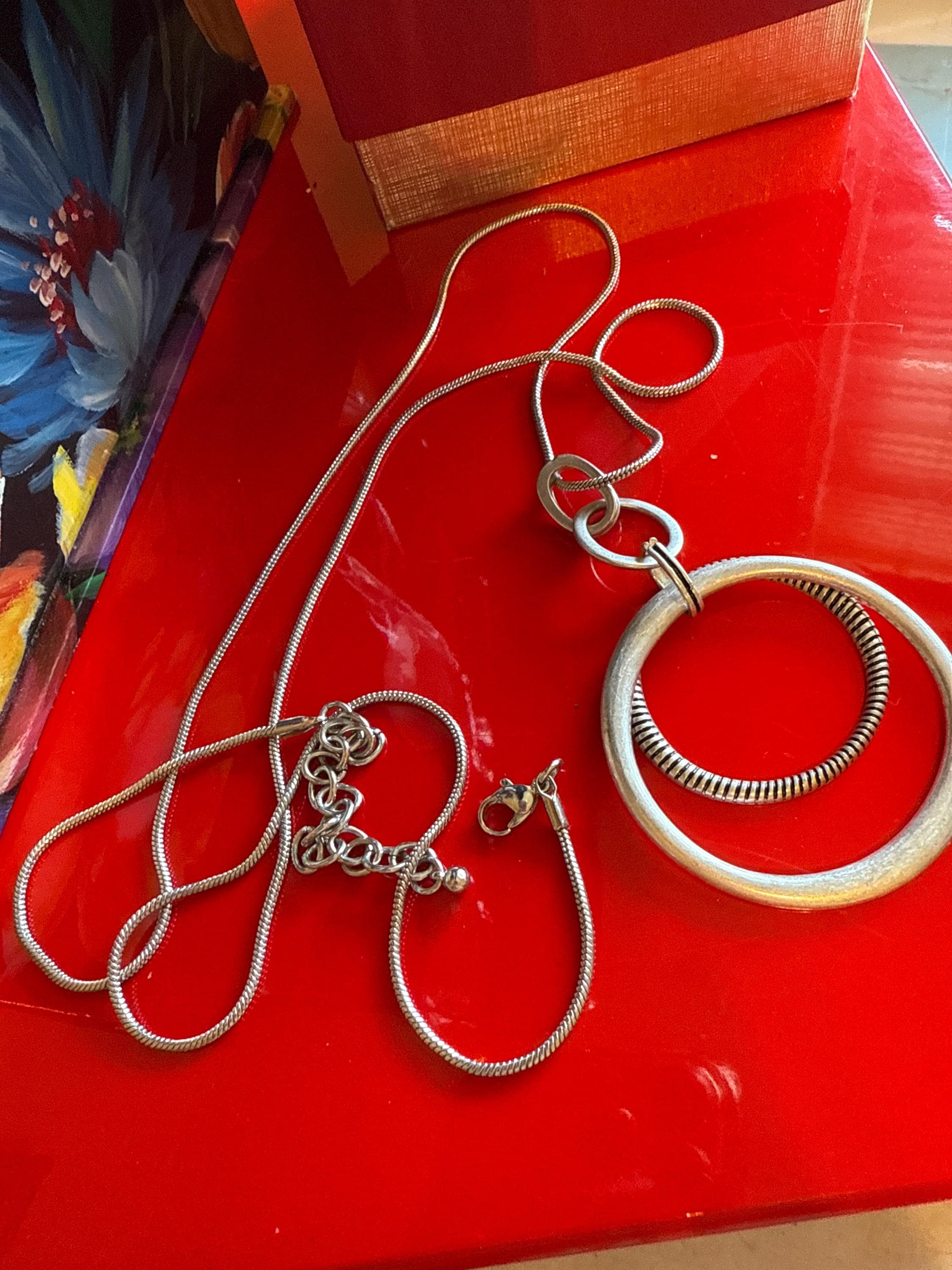 Collana lunga verde con pompon e perle, stile boho chic