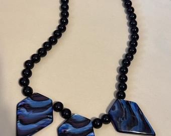 Collar divertido negro y azul