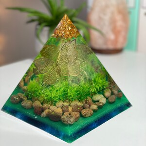 Schmetterlinge Nachtlicht Pyramide aus Resin für Kinder - Resin Pyramidenlampe - Nachttischlampe - LED-Lichter Pyramide - Wohndeko - Spielzeug Tier