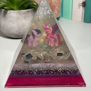 Unicorns Resin Pyramid Nightlight - for Kids - Pyramid Lamp - Personalised Gift - Personalised Light - Home decor - Handmade - Toy