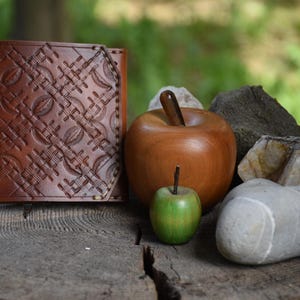 Cartera de cuero para hombre hecha completamente a mano. Textura original. Empaque de madera. Hecha para durar.