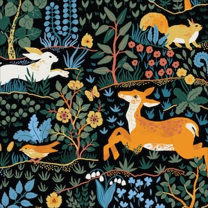 以下が含まれることがあります： 黒地にカラフルな花柄が描かれた背景に、白いウサギ、シカ、リス、鳥が描かれている。花は黄色、オレンジ、赤、青の色合いで描かれている。