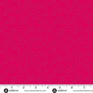 Pode incluir: Um tecido rosa brilhante com um padrão disperso de pequenos pontos cinza escuros. O tecido é texturizado e tem um brilho sutil. O tecido é mostrado com uma régua para escala.
