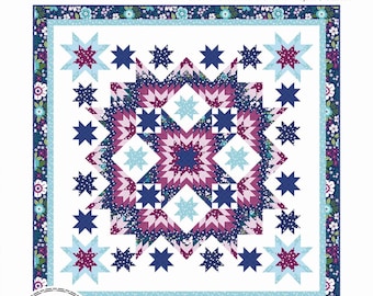 Op de afbeelding: Een vierkante quilt met een sterrenpatroon, afmeting 244 cm x 244 cm. De quilt heeft een centraal sterrenpatroon in blauw, paars en wit, omgeven door een rand van kleinere sterren en bloemmotieven. De tekst "Liberty Belle" staat bovenaan.