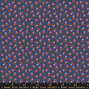 Può includere: Tessuto blu navy con un motivo ripetuto di piccoli fiori rosa e foglie arancioni. Il tessuto presenta un fitto motivo floreale all-over. Il testo "RUBY STAR SOCIETY" è stampato in basso.