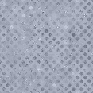 Op de afbeelding: Een naadloos patroon met een lichtgrijze achtergrond en een herhalend ontwerp van cirkelvormige stippen. De stippen variëren in textuur, waarbij sommige verschijnen als effen matte grijze cirkels en andere een metallic, glinsterende zilveren afwerking hebben.