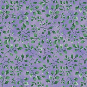 Puede incluir: Un patrón de tela con un diseño repetitivo de delicadas enredaderas verdes entrelazadas sobre un fondo morado suave y sólido. Las hojas están representadas en varios tonos de verde, creando un motivo botánico en toda la superficie.