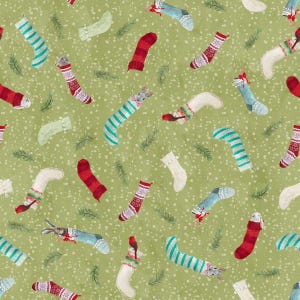Peut inclure: Un motif répétitif sur fond vert olive clair représentant diverses chaussettes de Noël rouges, blanches et bleu sarcelle, parsemé de petites branches de pin et de points blancs. Certaines chaussettes contiennent des illustrations de lapins et d'oiseaux.