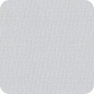 Pode incluir: Uma amostra de tecido cinza claro sólido. O tecido tem uma textura sutil.