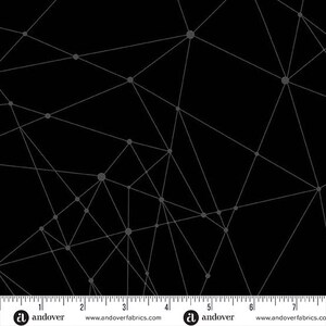 Może przedstawiać: Czarna tkanina z szarym geometrycznym wzorem połączonych ze sobą linii i kropek. Wzór tworzy wygląd przypominający sieć, odpowiedni do różnych projektów rzemieślniczych. Tkanina ma linijkę wzdłuż dolnej krawędzi.