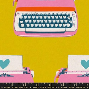 Könnte beinhalten: Wiederholendes Muster mit rosa und orangefarbenen Vintage-Schreibmaschinen mit weißen Tasten und türkisfarbenen Herzen auf Papier, vor gelbem Hintergrund. Der Text "RUBY STAR SOCIETY" befindet sich unten.