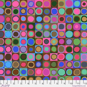 以下が含まれることがあります： ピンク、青、緑、茶色など、さまざまな色の手描き風の円が描かれた正方形のグリッド模様の生地。下部にある白い定規には、0から12インチまでの目盛りが表示されています。
