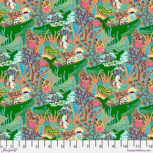 Puede incluir: Una tela colorida con un patrón repetitivo de ballenas, medusas e hipocampos. El fondo es azul turquesa con acentos de naranja, amarillo, verde y rosa.