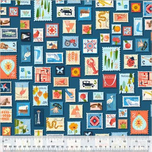 Könnte beinhalten: Ein blauer Stoff mit einem sich wiederholenden Muster aus bunten Briefmarken. Jede Marke zeigt den Namen eines anderen Bundesstaates, eine Nummer und eine einzigartige Illustration. Die Illustrationen umfassen eine Vielzahl von Tieren, Pflanzen und Objekten.