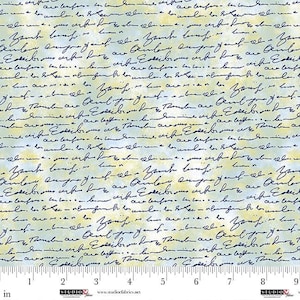 Puede incluir: Tela con un diseño de escritura vintage. La tela presenta un fondo crema con un lavado amarillo descolorido y está cubierta con escritura cursiva azul oscuro. La escritura parece ser una carta o documento manuscrito.