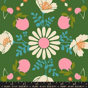 Può includere: Un tessuto verde con un motivo ripetuto di fiori rosa e bianchi, ciliegie e foglie. I fiori hanno un centro rosa e petali bianchi. Le ciliegie sono rosse con steli verdi. Le foglie sono verdi e blu.