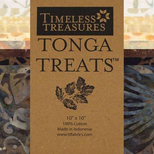 Puede incluir: Un conjunto de cuadrados de tela con diversos patrones y colores, incluyendo blanco, amarillo, marrón y azul. La tela está etiquetada como "Timeless Treasures Tonga Treats" y mide 25,4 cm x 25,4 cm. Hecho de 100% algodón.