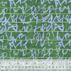 Puede incluir: Tela verde con un patrón repetitivo de escritura azul claro y líneas horizontales. Una regla en la parte inferior muestra las medidas en centímetros. La tela tiene una apariencia texturizada.