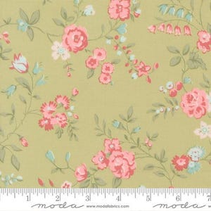 Puede incluir: Tela floral con fondo verde oliva claro. La tela presenta rosas rosas, pequeñas flores azules y hojas verdes. Una regla se encuentra en la parte inferior de la imagen.