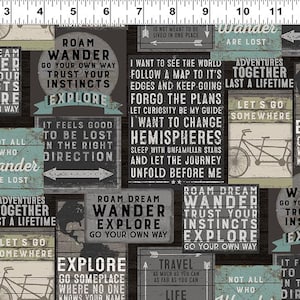 Pode incluir: Tecido com uma colagem de sinais com tema de viagem em tons de cinza, preto e verde-azulado. Os sinais apresentam frases como "Roam", "Wander" e "Explore", juntamente com citações inspiradoras e uma ilustração de bicicleta. Adequado para vários projetos de artesanato.