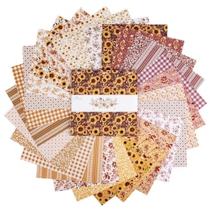Könnte beinhalten: Ein Stapel quadratischer Stoffmuster, die in einem kreisförmigen Fächer angeordnet sind. Der Stoff zeigt verschiedene Muster wie Sonnenblumen, Karos, Vichy-Karo und Blumenprints in Gelb-, Braun-, Orange-, Creme- und Weißtönen, zusammengehalten von einem Papierband.