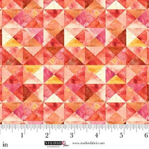 Peut inclure: Tissu géométrique à effet aquarelle. Le motif présente un motif répétitif de triangles dans les tons de rouge, rose, orange et jaune. Le tissu est mesuré en pouces le long du bord inférieur.