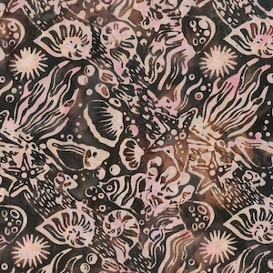 Op de afbeelding: Een bruine en roze batikstof met een herhalend patroon van schelpen, zeesterren en koraal. De stof heeft een vintage, handgeschilderde uitstraling.
