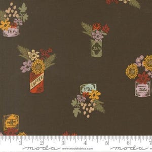 Puede incluir: Una tela de color marrón oscuro con un patrón repetitivo de arreglos florales en recipientes etiquetados como "tea" o "coffee". Las flores son amarillas, naranjas, rojas y moradas con follaje verde. Una regla blanca en la parte inferior muestra 18 cm.