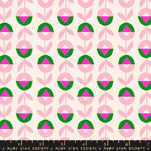 Può includere: Uno schema senza cuciture con fiori stilizzati rosa e verdi su uno sfondo crema. I fiori sono composti da un cerchio con una forma di diamante all'interno, e gli steli sono linee semplici.