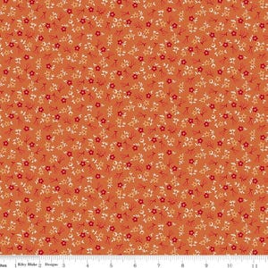 Könnte beinhalten: Orangener Stoff mit einem sich wiederholenden Blumenmuster. Das Design zeigt winzige rote, weiße und hellbraune Blüten und Stiele, die über die Oberfläche verstreut sind. Der Stoff eignet sich für Quilt-, Näh- und Bastelprojekte.