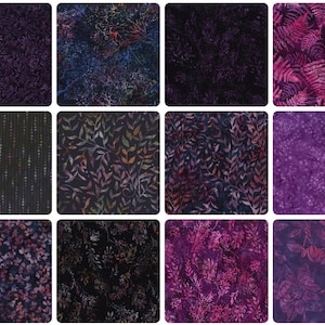 Könnte beinhalten: Eine Sammlung von zwölf Stoffmustern in den Farben Dunkellila, Schwarz und Magenta. Die Muster umfassen botanische Motive wie Farne, Blätter und Blumen sowie abstrakte Texturen, gepunktete vertikale Linien und gesprenkelte Designs.