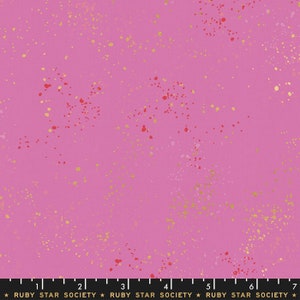 Pode incluir: Tecido rosa com um padrão disperso de pontos dourados e vermelhos. O tecido é da Ruby Star Society.