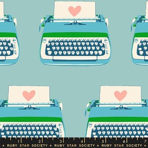 Puede incluir: Patrón repetido de máquinas de escribir turquesas con detalles verdes y teclados blancos. Cada máquina de escribir tiene una hoja de papel con un corazón rosa. El fondo es de color turquesa claro. El texto en la parte inferior dice "RUBY STAR SOCIETY".