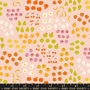 Op de afbeelding: Een roze stof met een herhalend patroon van verschillende vruchten en eieren. De vruchten omvatten sinaasappels, appels, aardbeien, kersen, bananen, peren, citroenen en bosbessen. De tekst "RUBY STAR SOCIETY" staat onderaan.