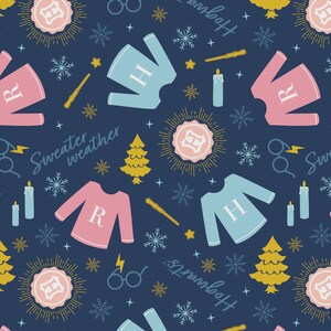 Può includere: Un motivo blu navy con maglioni rosa e azzurri con le lettere "H" e "R", bacchette, fiocchi di neve e i testi "Sweater weather" e "Hogwarts". Altri elementi includono occhiali, candele e un albero di Natale dorato.