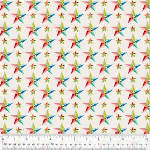 Pode incluir: Um padrão sem costura que apresenta um design repetitivo de estrelas geométricas coloridas sobre um fundo branco. As estrelas são formadas por triângulos vermelhos, azuis, verdes e amarelos.