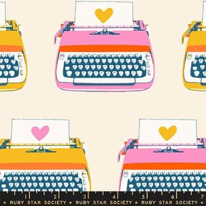 Puede incluir: Patrón repetido de máquinas de escribir coloridas en rosa y amarillo con teclas blancas y papel con formas de corazón. El texto "RUBY STAR SOCIETY" está en la parte inferior de la imagen.