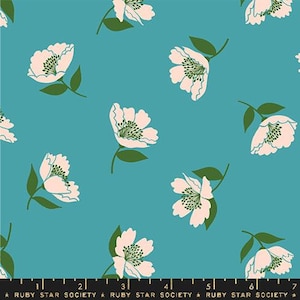 Può includere: Un tessuto blu turchese con un motivo ripetitivo di fiori bianchi con foglie verdi.