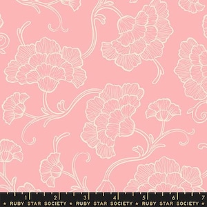 Könnte beinhalten: Ein rosa Stoff mit einem weißen Blumenmuster. Die Blumen sind stilisiert und haben ein zartes, filigranes Design. Der Stoff ist perfekt zum Quilten, Nähen und Basteln.