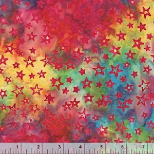 Pode incluir: Tecido tie-dye vermelho, amarelo, verde e azul sobre fundo branco. O tecido é coberto por um padrão repetitivo de estrelas vermelhas.