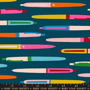 Può includere: Un motivo di tessuto con penne colorate su sfondo blu scuro. Le penne sono rosa, arancioni, gialle, blu e verdi. Alcune penne hanno un design a stella. Il testo "RUBY STAR SOCIETY" è in basso.