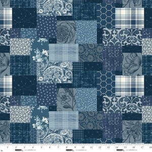 Pode incluir: Um design de tecido patchwork com vários padrões azuis e brancos. O design inclui motivos florais, paisley, xadrez e geométricos. Adequado para projetos de quilting, costura e artesanato.