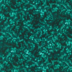 Puede incluir: Una tela con un patrón repetido de hojas de color verde azulado y pequeñas formas de flores redondas sobre un fondo oscuro. El diseño crea una apariencia densa y texturizada, adecuada para varios proyectos de artesanía.