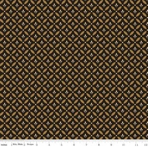 Op de afbeelding: Een herhalend patroon van gouden en gebroken witte bloemvormen op een donkerbruine achtergrond. Het ontwerp is symmetrisch, waarbij elk bloemelement met andere is verbonden, waardoor een dicht, all-over patroon ontstaat. Meting in centimeters.