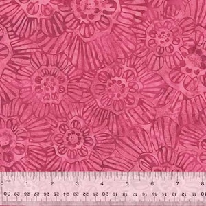 Peut inclure: Tissu rose avec un motif répétitif de fleurs stylisées. Les fleurs sont soulignées de blanc et ont un aspect texturé.