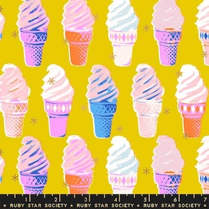 Puede incluir: Un patrón repetido de coloridos conos de helado sobre un fondo amarillo. Los conos de helado tienen helado suave rosa, azul y blanco con varios colores de cono. El texto "RUBY STAR SOCIETY" está en la parte inferior.