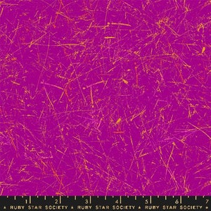 Pode incluir: Um tecido rosa brilhante com um padrão metálico dourado de linhas finas e traços. O tecido é um padrão repetitivo e é adequado para acolchoado, artesanato e vestuário.