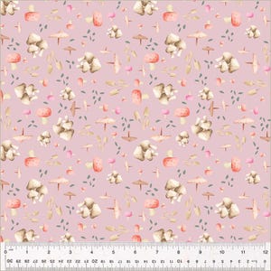 Puede incluir: Un patrón sin costuras con ilustraciones de acuarela de setas, hojas y otros elementos del bosque sobre un fondo rosa claro.