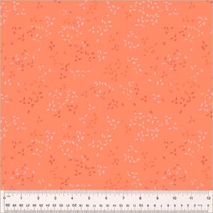 Puede incluir: Una tela de color naranja coral con un patrón disperso de pequeñas formas de hojas de color rosa claro y rojo.