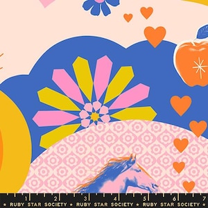 Könnte beinhalten: Ein farbenfrohes Stoffdesign mit einem Pferd, Blumen, Herzen und einem Apfel. Das Design enthält rosa, gelbe, blaue und orangefarbene Elemente. Der Text "RUBY STAR SOCIETY" ist am unteren Rand aufgedruckt.